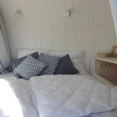 Campingplatz Tiny House De Boet, In Natuurgebied En Vlakbij Het